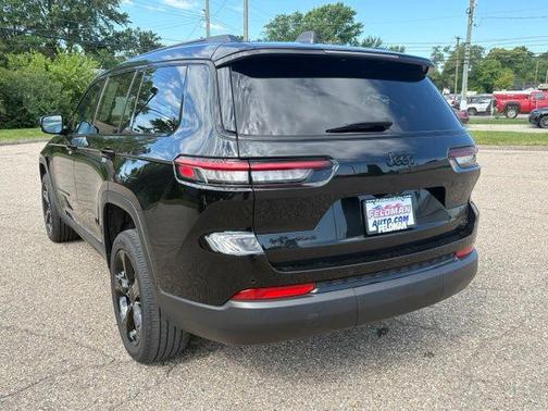 Diamond Black Crystal Pearlcoat 2023 Jeep Grand Cherokee L Altitude