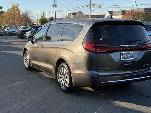 2023 Chrysler Pacifica Hybrid Touring L