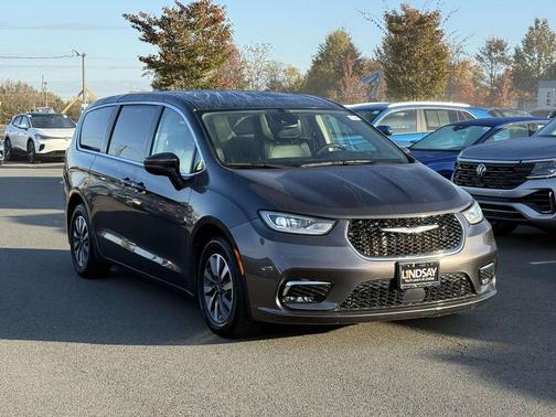 2023 Chrysler Pacifica Hybrid Touring L