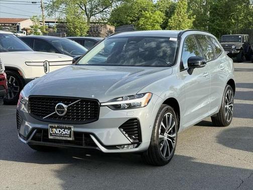 2023 Volvo XC60 B5 Plus Dark Theme