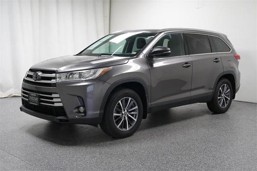 Photo 3 of 33 of 2019 Toyota Highlander XLE