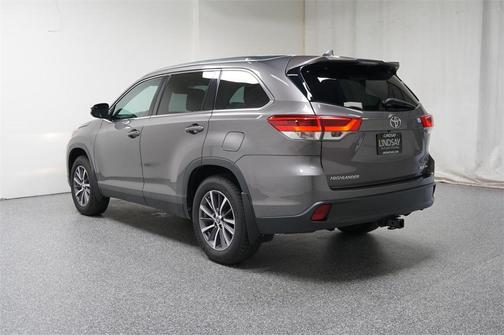 Photo 4 of 33 of 2019 Toyota Highlander XLE