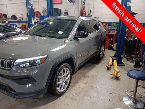 Sting Gray Clearcoat 2024 Jeep Compass Latitude Lux