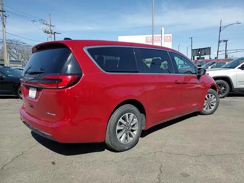 2025 Chrysler Pacifica Hybrid Select