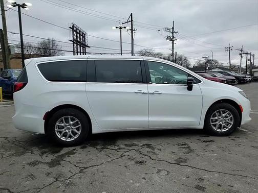 2025 Chrysler Voyager LX
