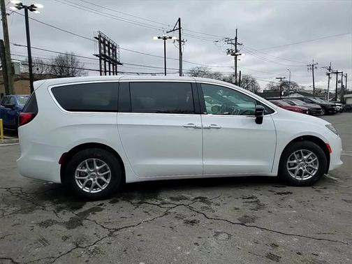 2025 Chrysler Voyager LX