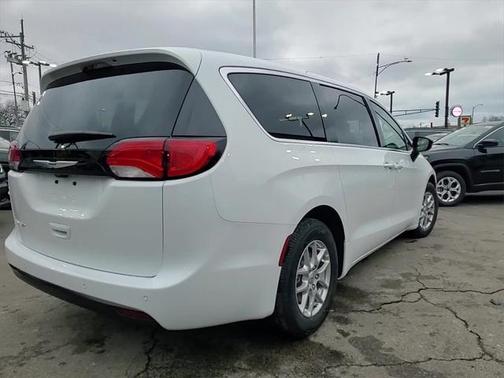 2025 Chrysler Voyager LX