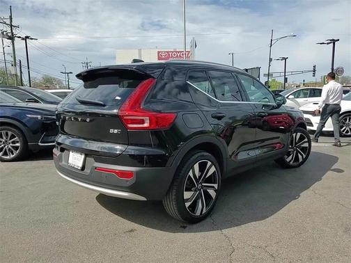2023 Volvo XC40 B5 Ultimate Bright Theme