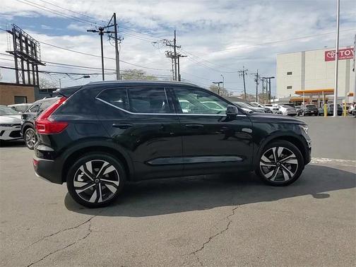 2023 Volvo XC40 B5 Ultimate Bright Theme
