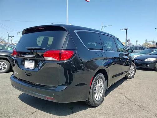 2025 Chrysler Voyager LX