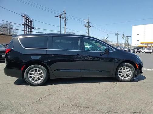 2025 Chrysler Voyager LX