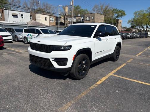 Bright White Clearcoat 2025 Jeep Grand Cherokee Laredo