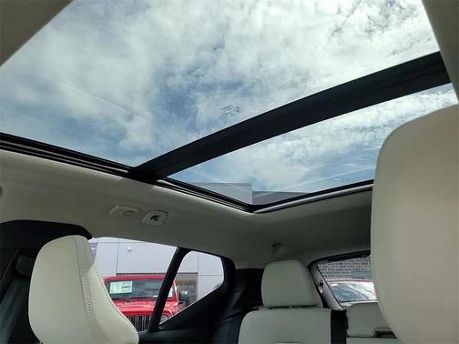 2023 Volvo XC40 B5 Ultimate Bright Theme