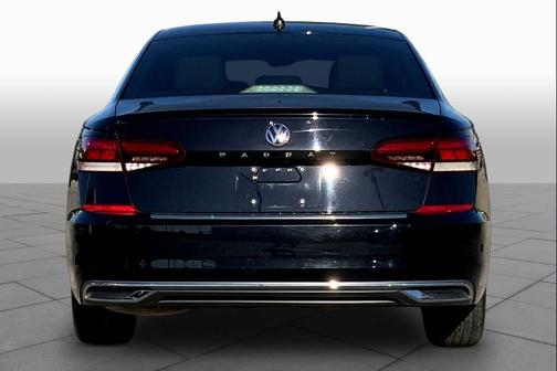Deep Black Pearl 2022 Volkswagen Passat 2.0T SE
