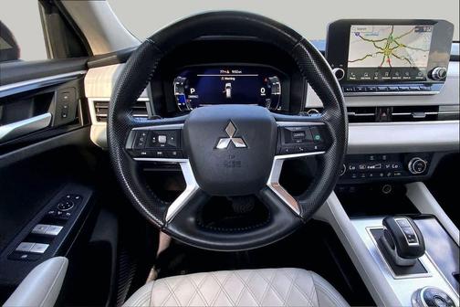 Labrador Black Pearl 2024 Mitsubishi Outlander SEL