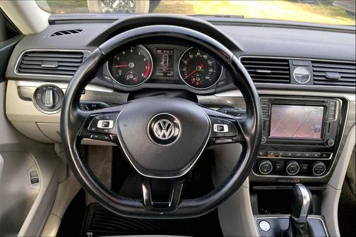 2016 Volkswagen Passat 1.8T SE w/Technology