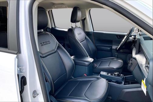 Oxford White 2025 Ford Maverick Lobo Standard
