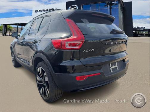 2025 Volvo XC40 B5 Plus Dark Theme