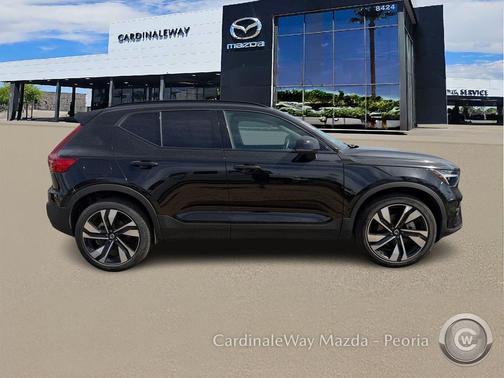 2025 Volvo XC40 B5 Plus Dark Theme