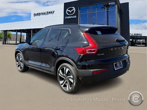 2025 Volvo XC40 B5 Plus Dark Theme