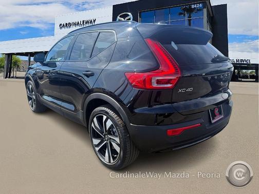 2025 Volvo XC40 B5 Plus Dark Theme
