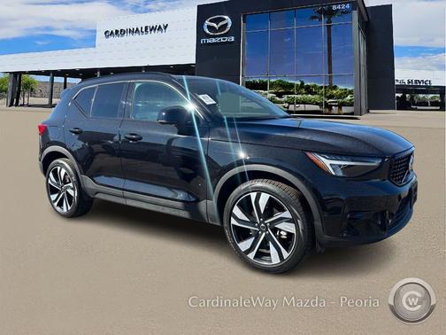 2025 Volvo XC40 B5 Plus Dark Theme