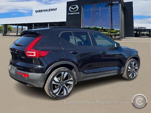2025 Volvo XC40 B5 Plus Dark Theme