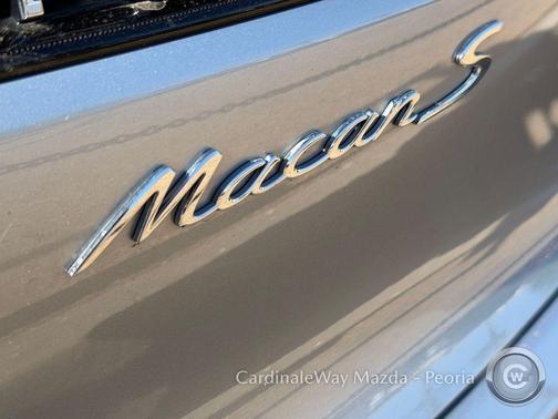 Dolomite Silver Metallic 2025 Porsche Macan Macan