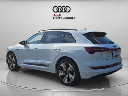 2022 Audi e-tron Premium Plus