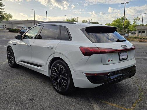 Glacier White Metallic 2024 Audi Q8 e-tron Prestige