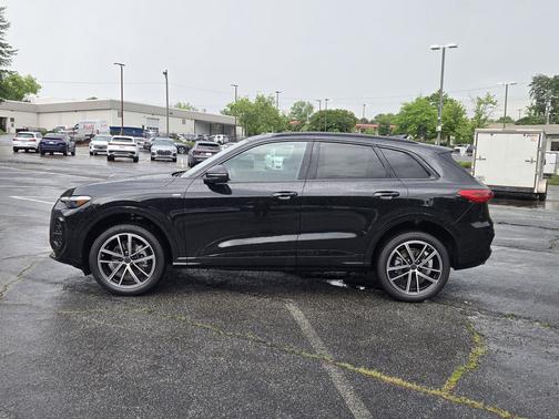 Mythos Black Metallic 2026 Audi Q5 Premium Plus TFSI quattro S tronic