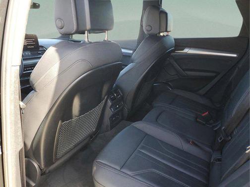 Mythos Black Metallic 2025 Audi Q5 45 S line Premium