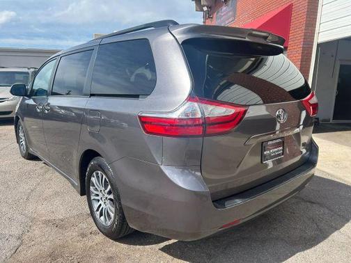 2018 Toyota Sienna XLE