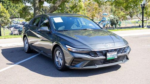 2024 Hyundai ELANTRA SE