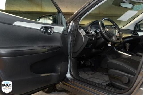 Photo 4 of 32 of 2018 Nissan Sentra S