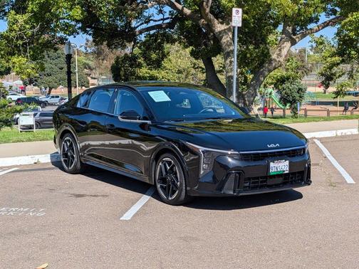 Aurora Black Pearl 2025 Kia K4 GT-Line