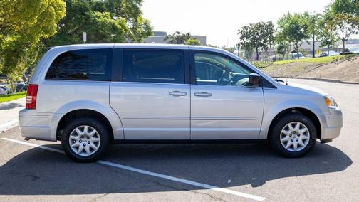 2009 Chrysler Town & Country LX