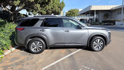 2022 Nissan Pathfinder SL
