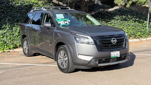 2022 Nissan Pathfinder SL