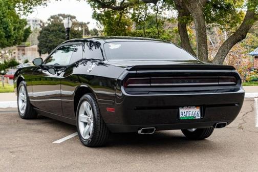 Photo 4 of 37 of 2014 Dodge Challenger R/T