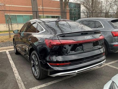 Photo 3 of 19 of 2022 Audi e-tron S line Premium