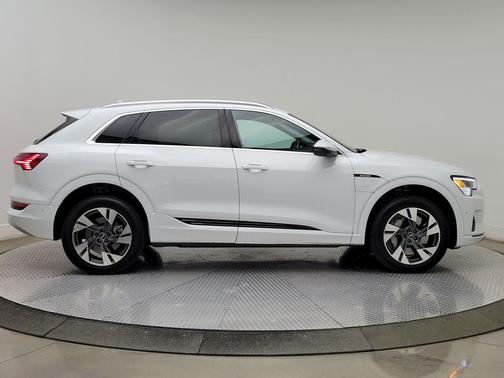 Glacier White Metallic 2023 Audi e-tron Premium Plus quattro