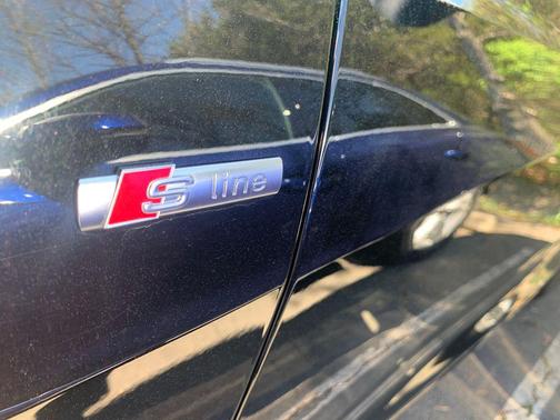 Mythos Black Metallic 2023 Audi Q8 55 Premium Plus