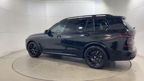 2025 BMW X7 M60i