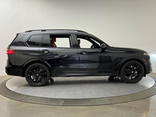 2025 BMW X7 M60i