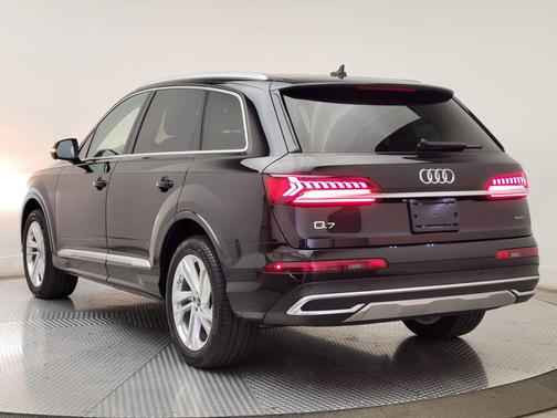 Mythos Black Metallic 2023 Audi Q7 45 Premium Plus