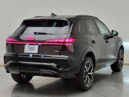 Mythos Black Metallic 2026 Audi Q3 TFSI quattro S tronic