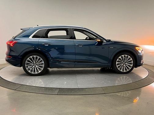 2019 Audi e-tron Premium Plus