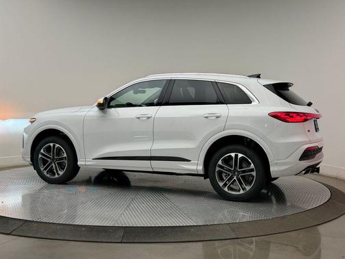 Glacier White Metallic 2026 Audi Q5 Premium Plus TFSI quattro S tronic