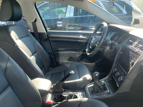 2018 Volkswagen Golf TSI S
